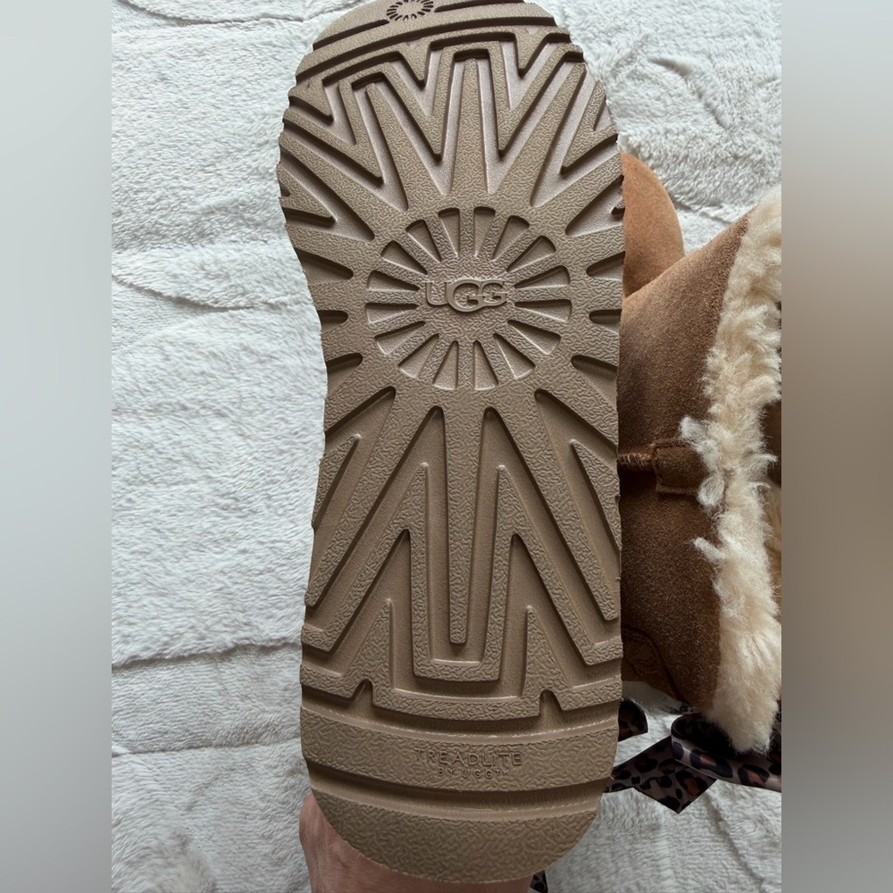 Like NEW! $209 UGG Genuine Shearling Bailey Bow Chestnut Boot 10 - Picture 7 of 8